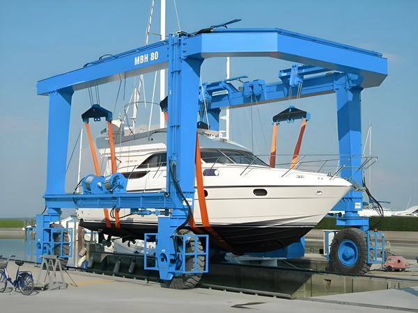 游艇轮胎吊在狭窄空间如何灵活地转向